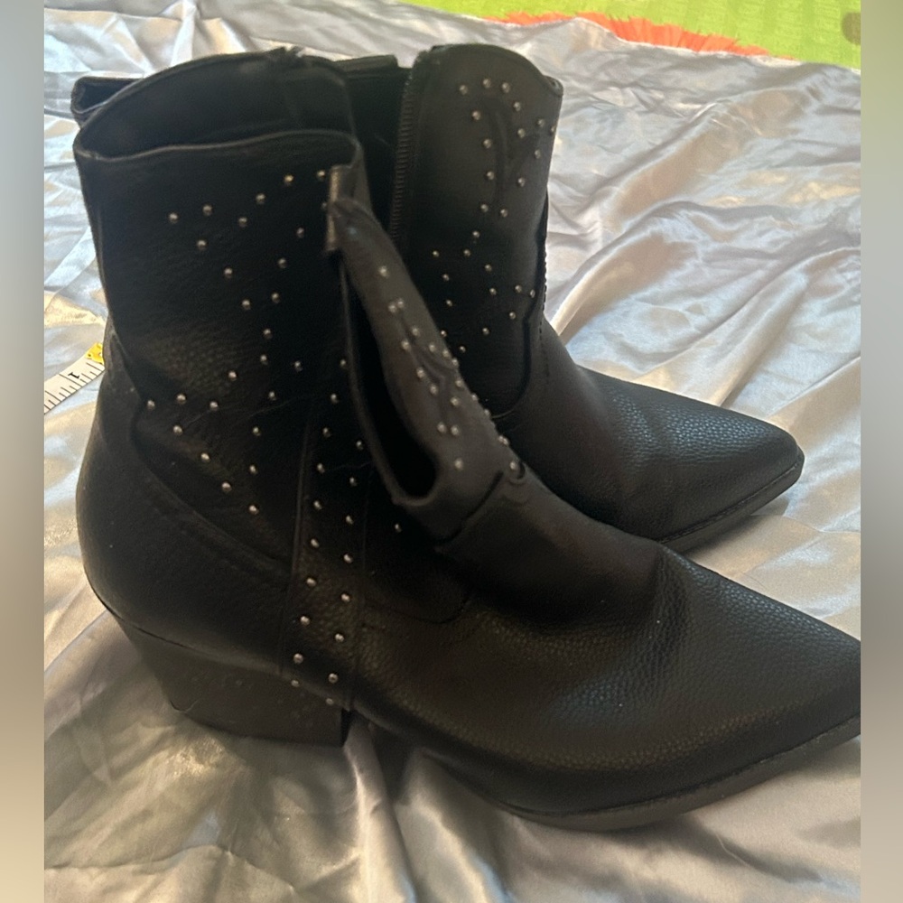 Universal Thread Black Studded Cowboy Ankle boots size 8 Wide - Picture 4 of 6